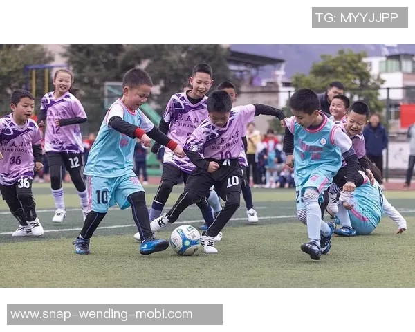 踢足球时抬头的重要性与技巧分享助你提升球技与场上视野